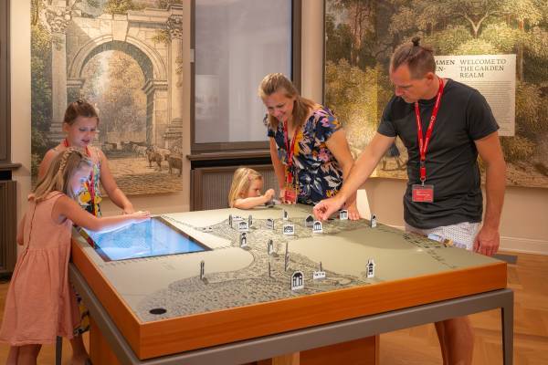 Familie im Schloss Georgium Familie im Schloss Georgium