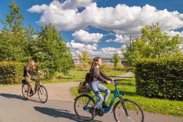 Radfahrerinnen am Goitzschesee
